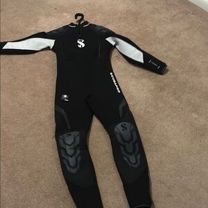 ScubaPro 5/4mm Women's Everflex
Size LS/ or US size 8 short